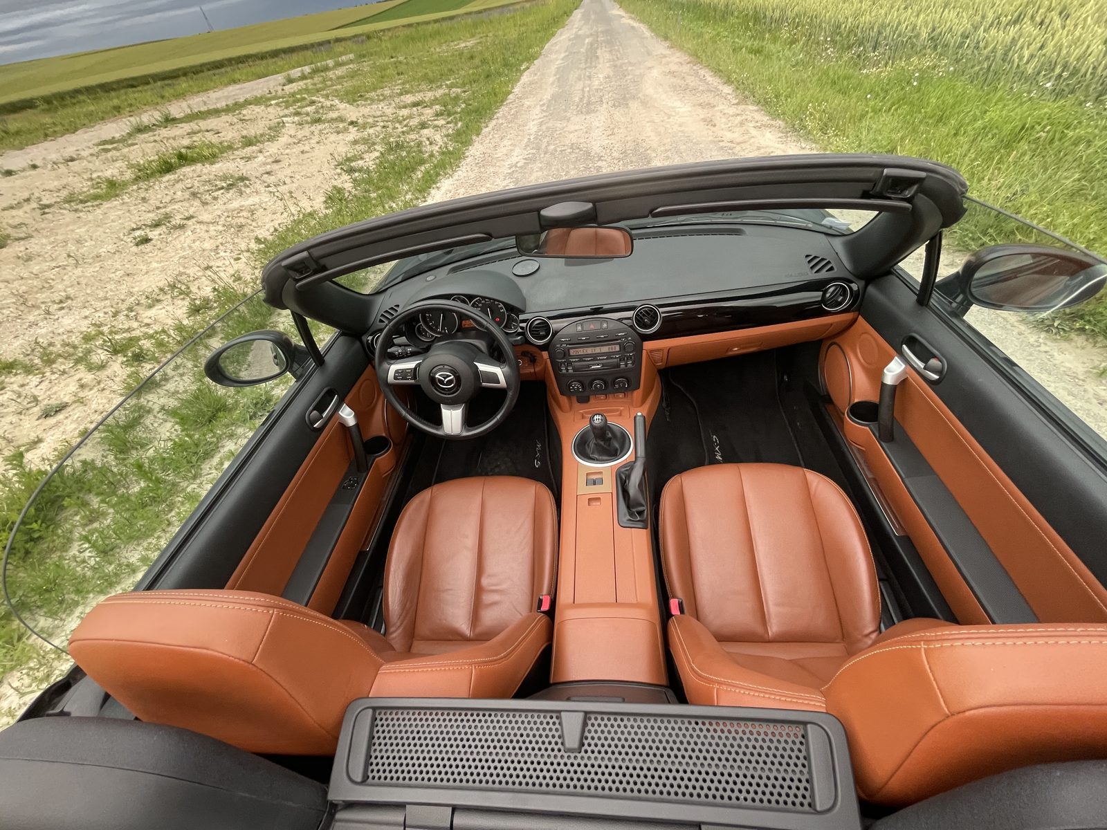 Cockpit vu de dessus, cuir cognac
