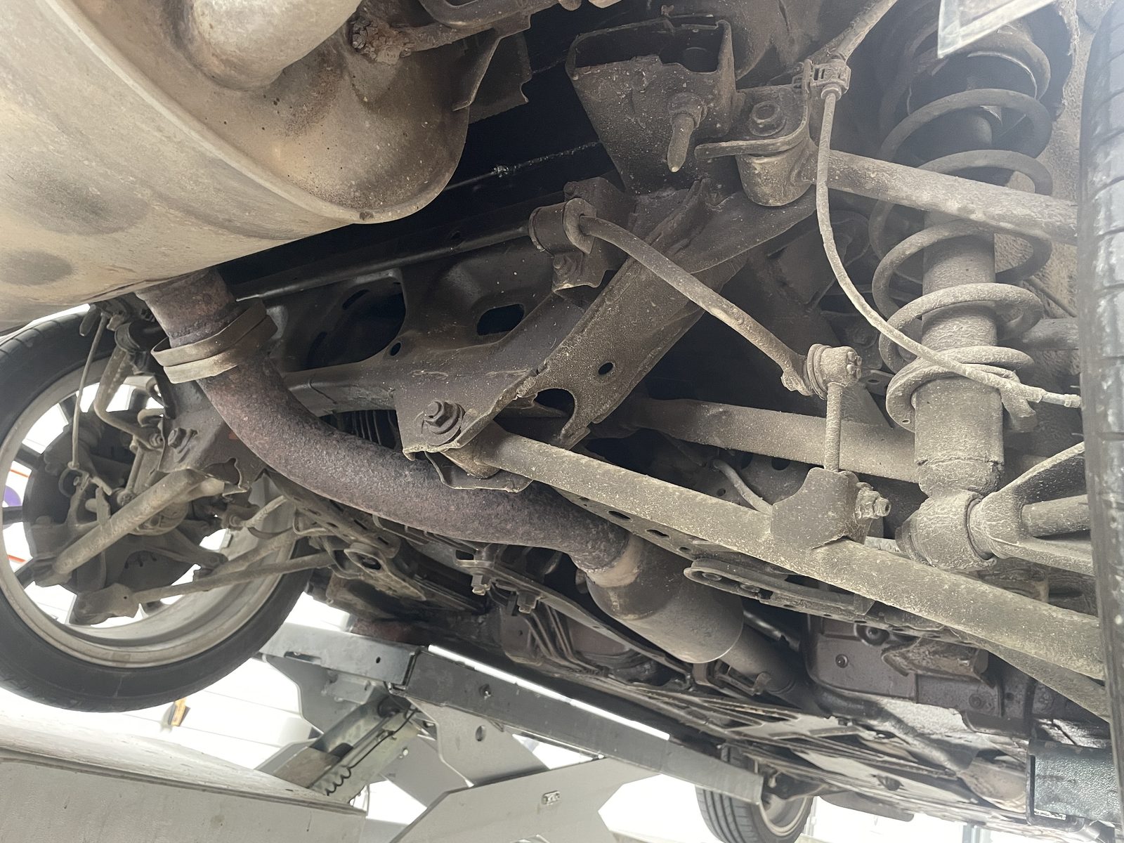 Suspension arrière et ligne d'échappement